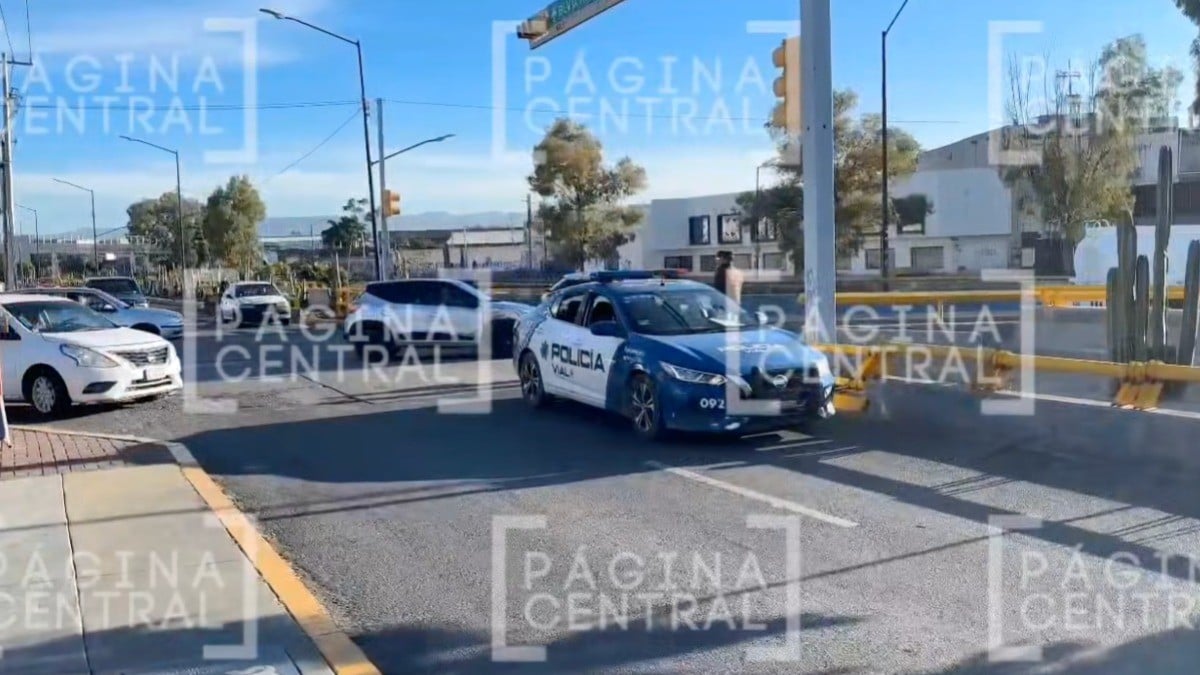 ¡Fuerte choque en Valtierra! Conductor se habría pasado la luz roja y esto pasó