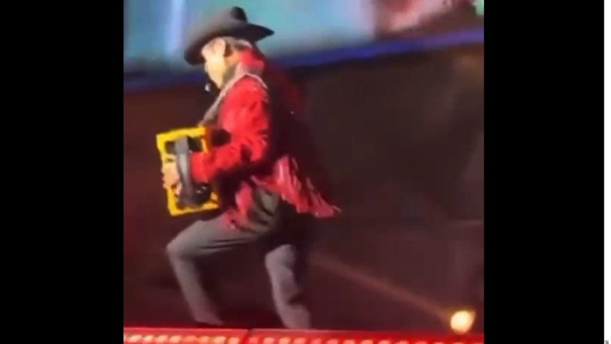Jorge Hernández de Los Tigres del Norte cae en concierto