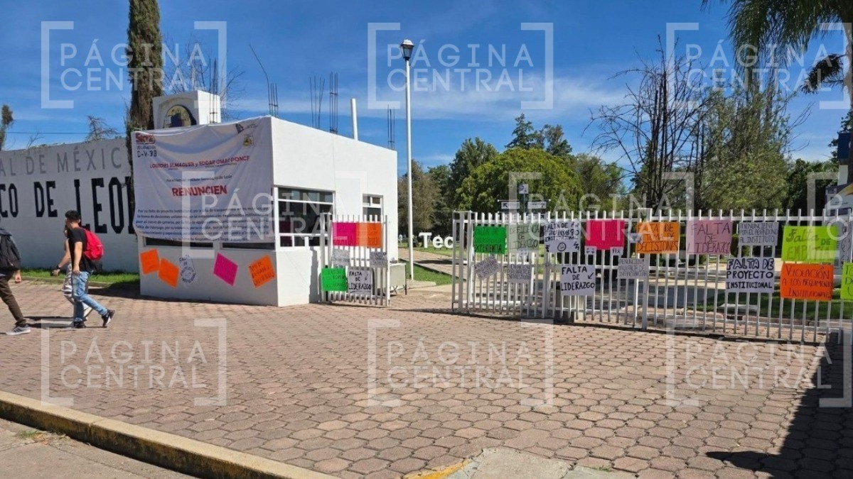 Amanece Tec de León con protesta y exigen renuncia de la directora y un administrativo