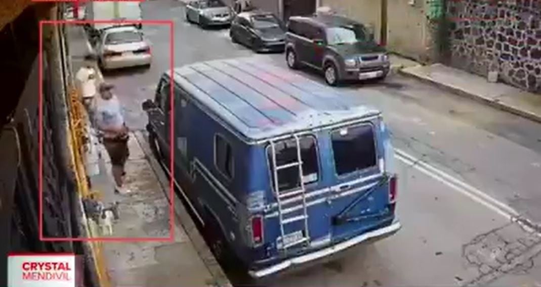 VIDEO Se enfrentan a balazos a media calle y muere jovencita que iba a comprar tortillas