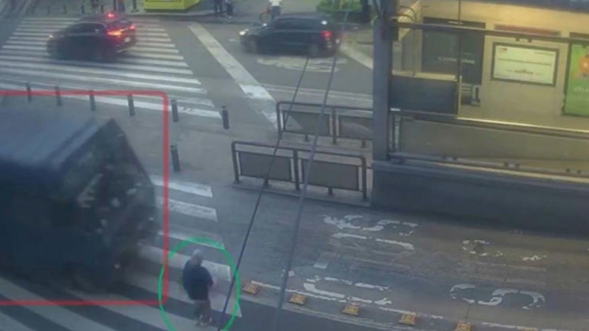 VIDEO Abuelita se le atraviesa a una camioneta y esta se le lleva entre las llantas