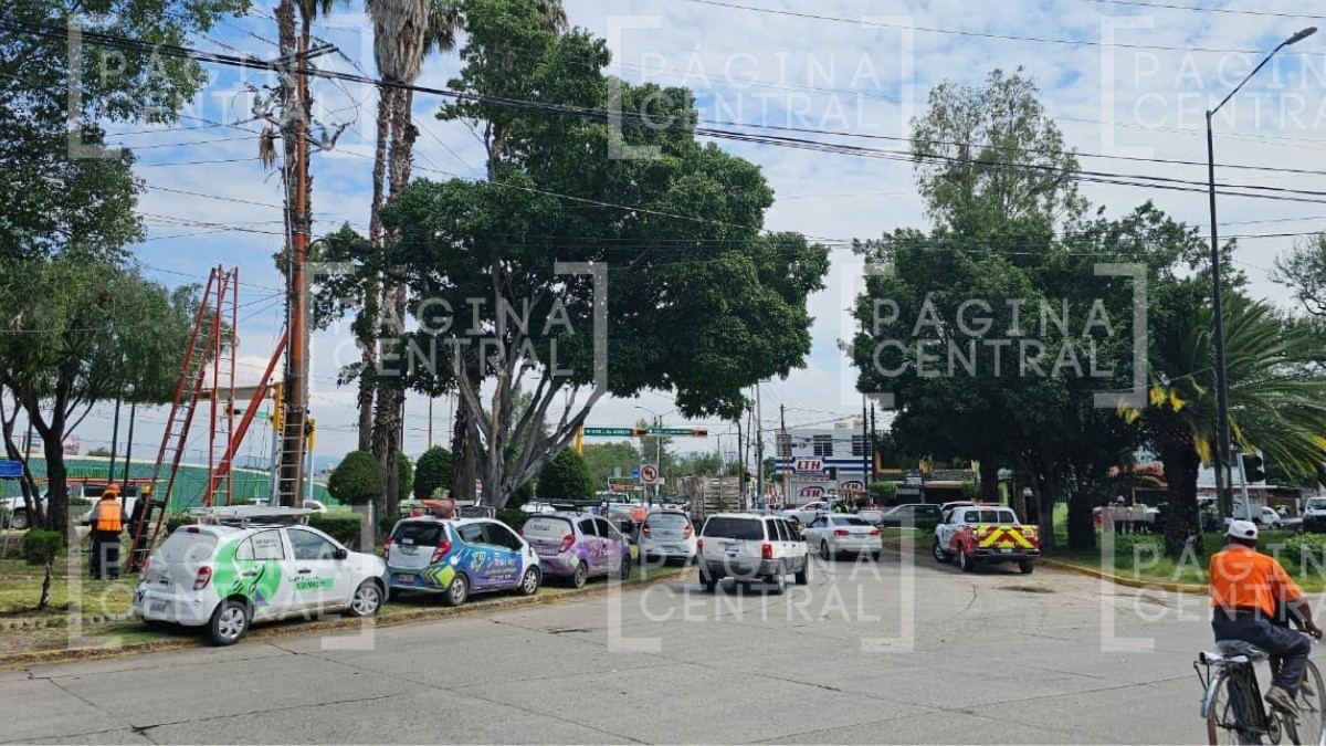 ¡Chispazo! Empleados de Megacable hacían reparación en poste cuando pasó esto