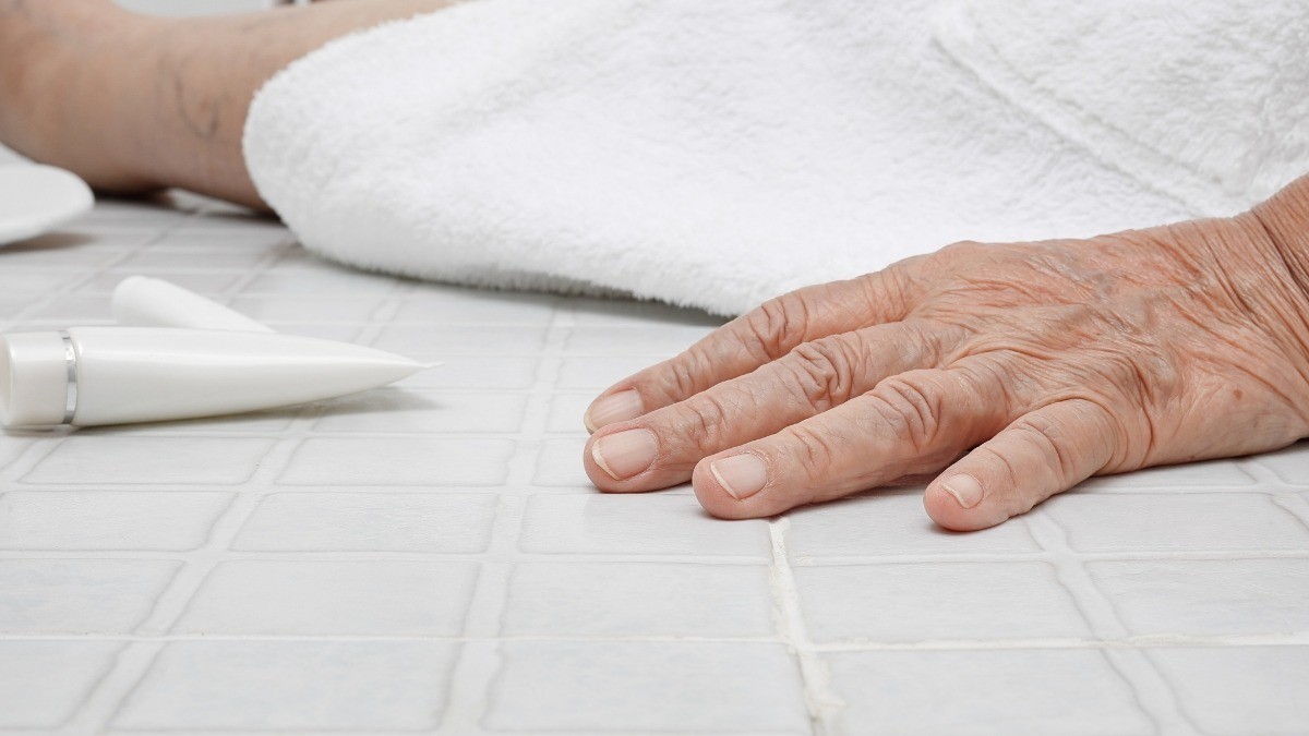 Mujer obesa cae sobre su esposo y lo asfixia; gritó a sus vecinos y la ayudaron a pararse