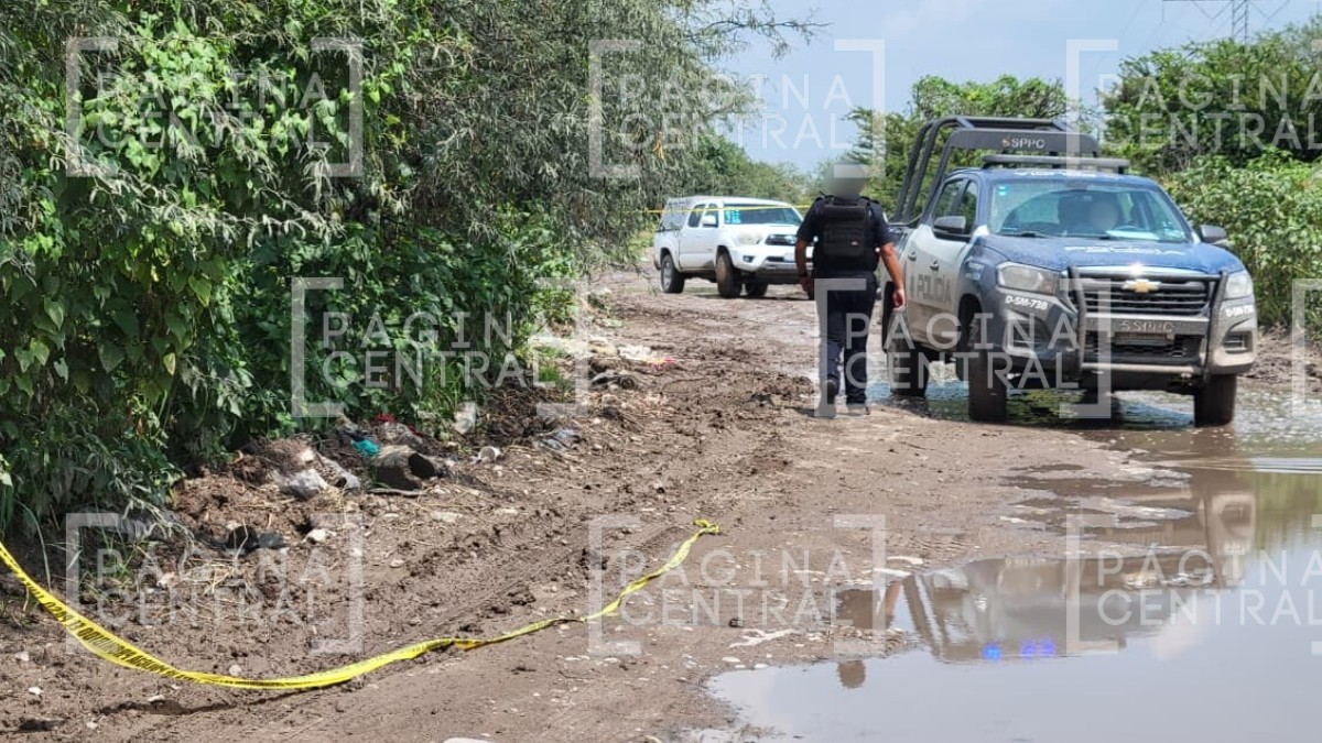 Vecinos encuentran cuerpo envuelto en una alfombra y tirado en un camino de lodo