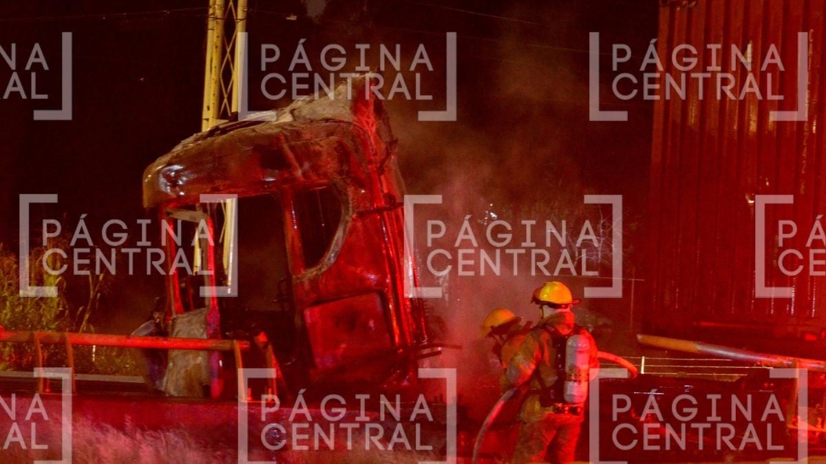 ¡Incendio en plena carretera! Tráiler que remolcaba dos cajas arde en llamas 