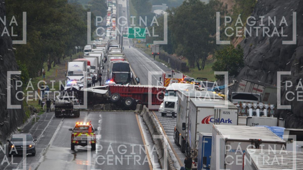 VIDEO Aparatoso accidente: Choque de al menos 3 tráileres paraliza carretera 