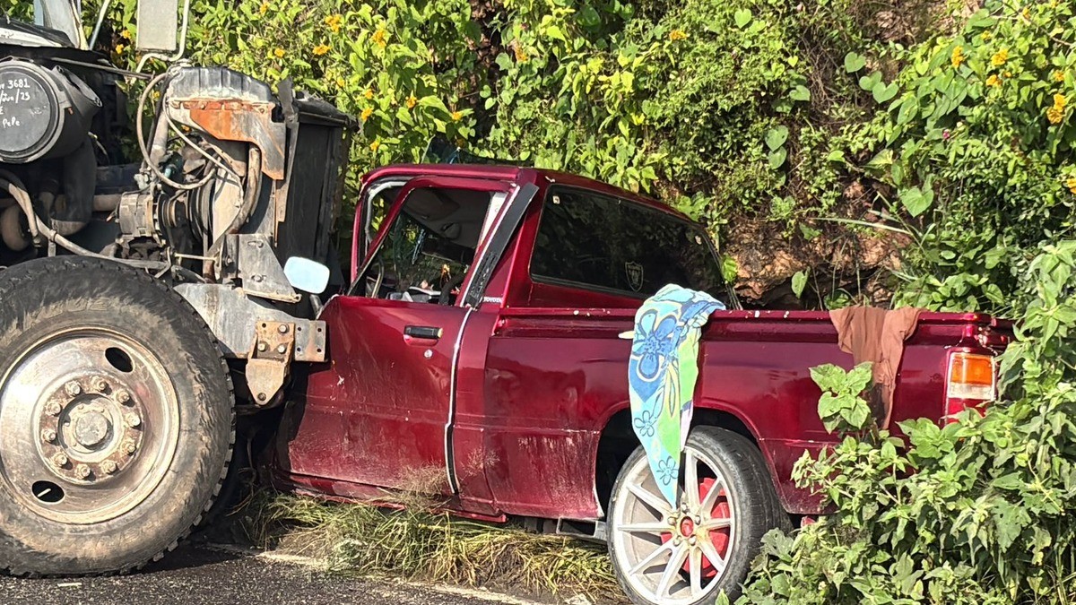 ¡Aparatoso! Tolva pierde el control en la León - San Felipe y se impacta contra camioneta