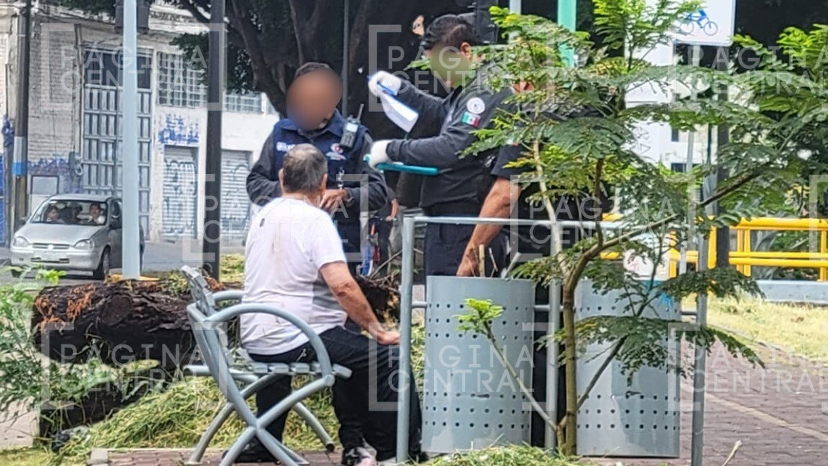 Abuelito iba caminando cuando tropezó con la hierba y cayó al río en esta colonia de León