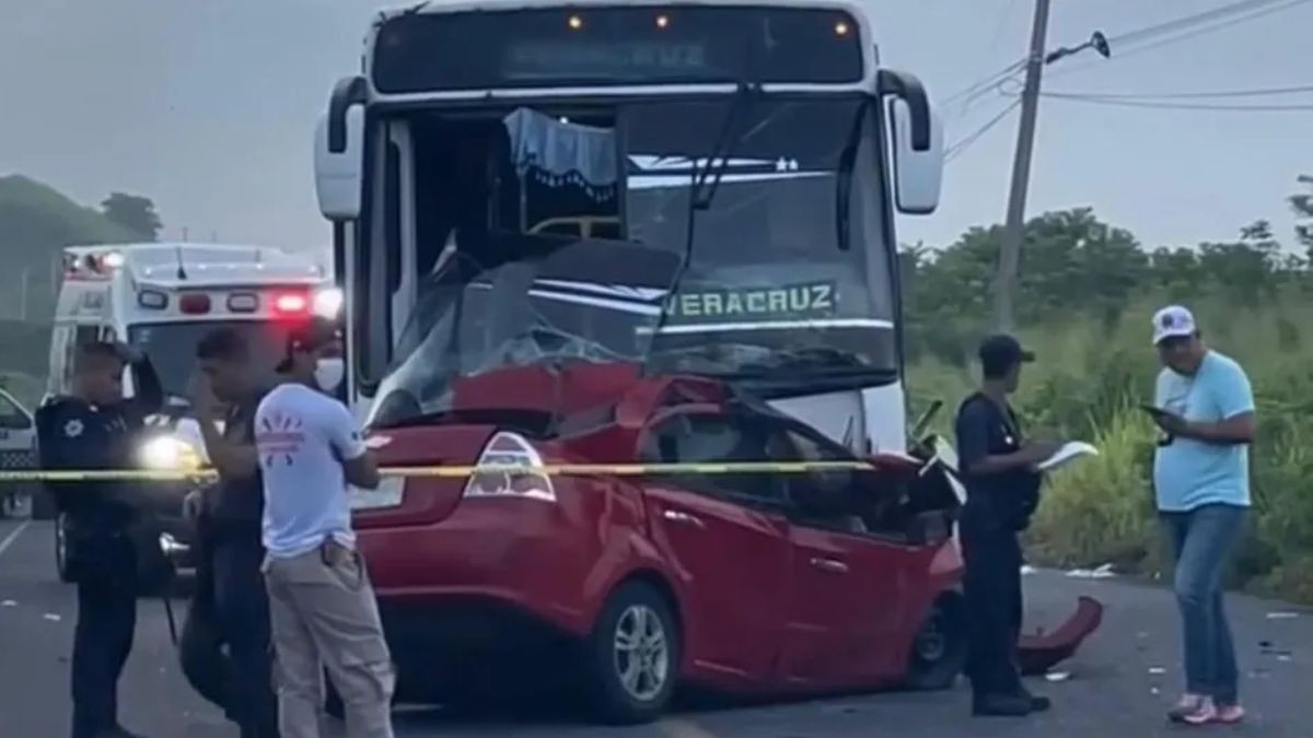 Fueron prensados: Papás y sus 3 hijos pequeños mueren tras chocar de frente con autobús