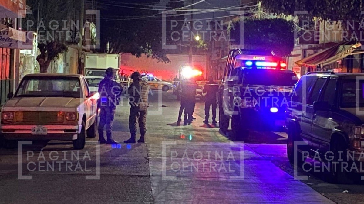 Estaba sentado afuera de su casa cuando llegó un hombre y lo mató a balazos