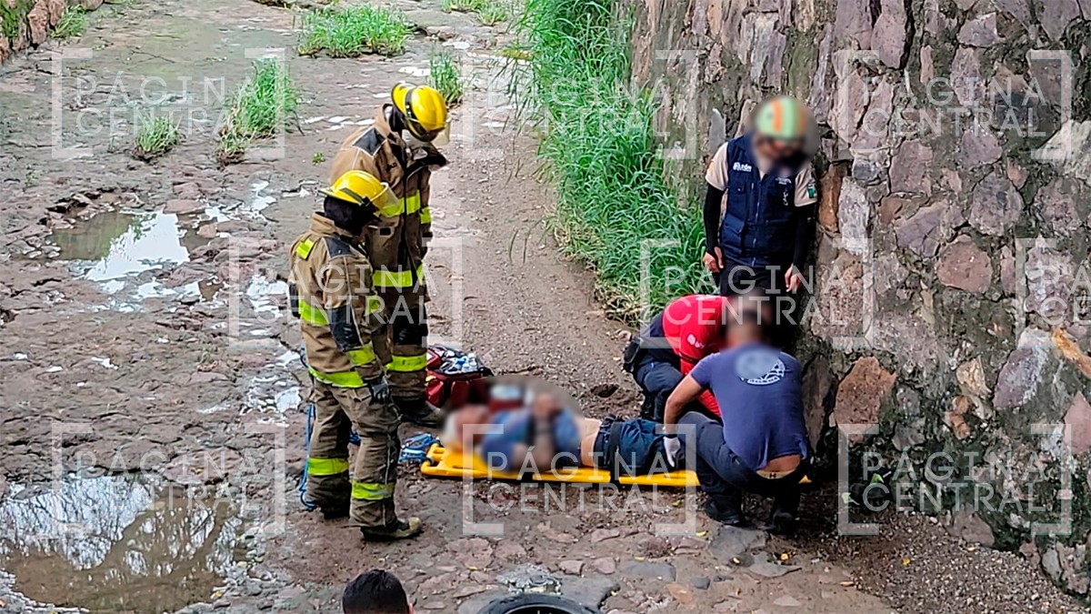 Hombre en presunto estado de ebriedad cae al arroyo y se golpea la cabeza