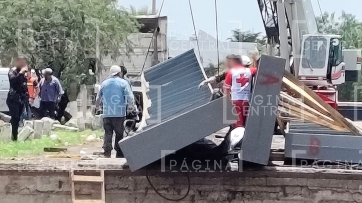 ¡Tragedia! Viga de obra en puente vehicular cae sobre trabajadores y muere uno