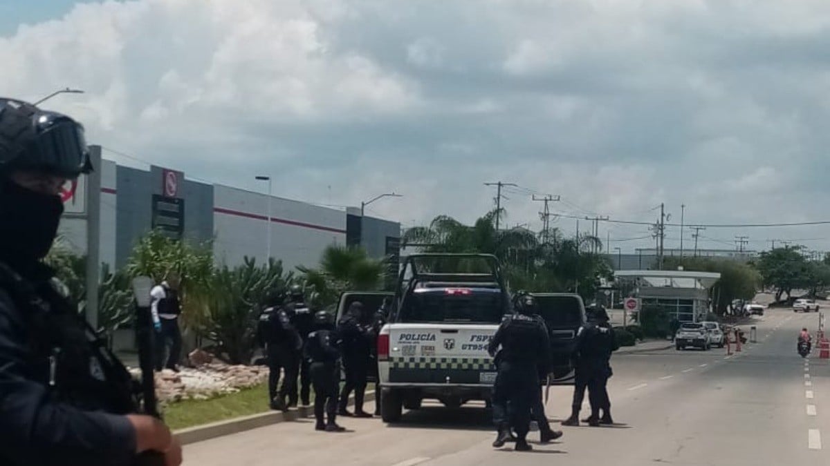 Hombres disparan contra personal de la FGE, se desata persecución y detienen a 2 con arma