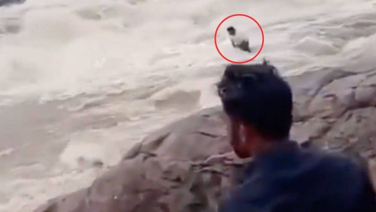 VIDEO Youtuber se mete a cascada para grabar, pero abren compuertas y se lo lleva el agua