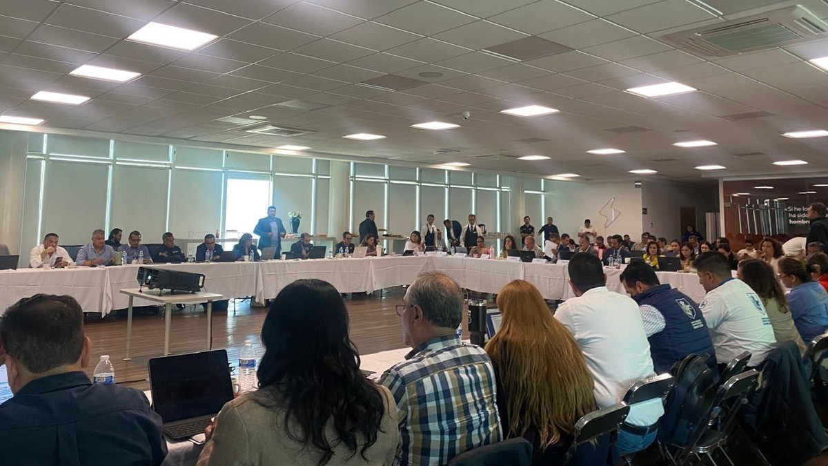 No 'futurear' y eliminar logros del trienio pasado, pide oposición en análisis de informe