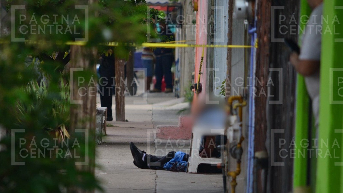 Hombre pelea con su esposa y la mata a puñaladas, su cuerpo quedó afuera de su casa
