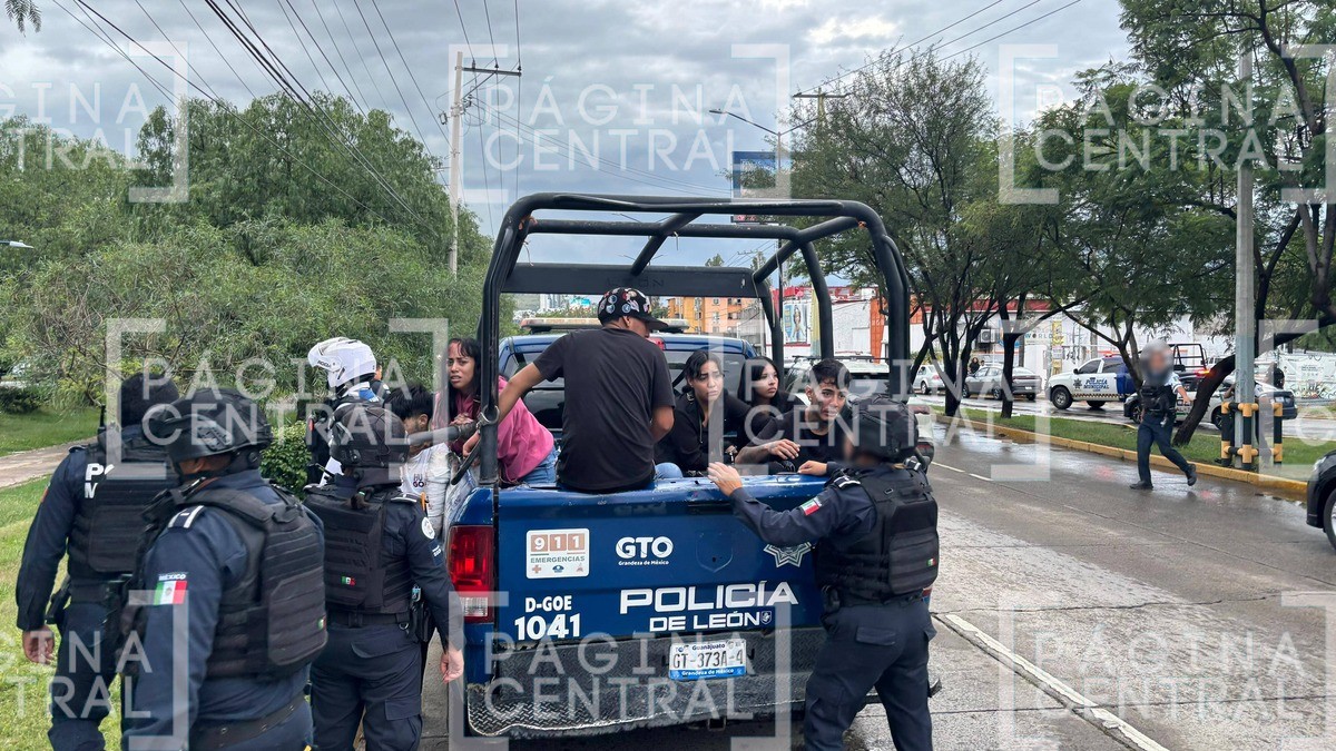 Jóvenes golpean a policías por infraccionar a motociclista, intentan huir y los detienen