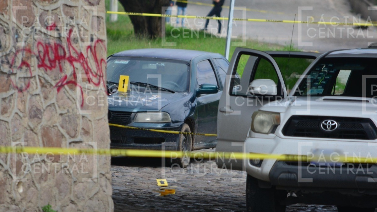 “No se mueven”: Conductores ven a hombre y mujer muertos en un auto y llaman a la Policía