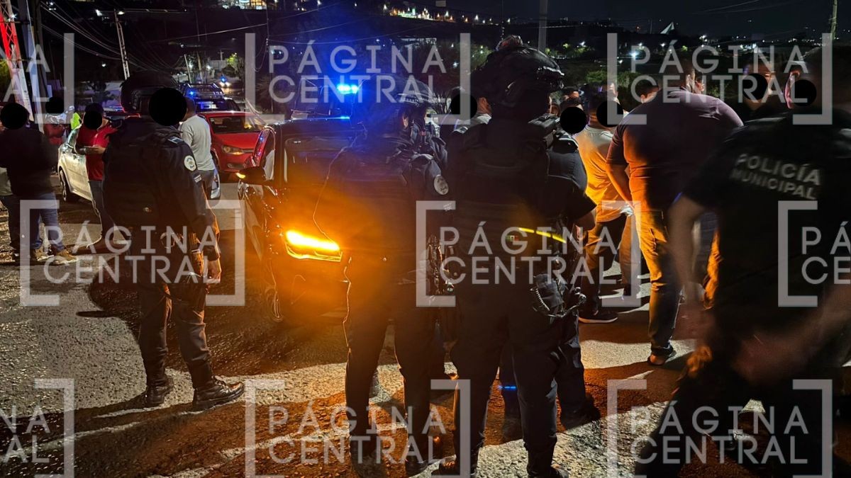 Tensión en operativo: Se confrontan conductores de plataforma y policías; cierran vialidad