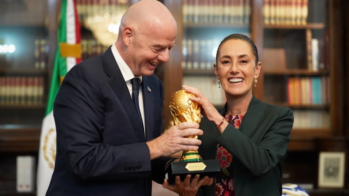 Presidente de la FIFA regala a Sheinbaum réplica de la Copa del Mundo