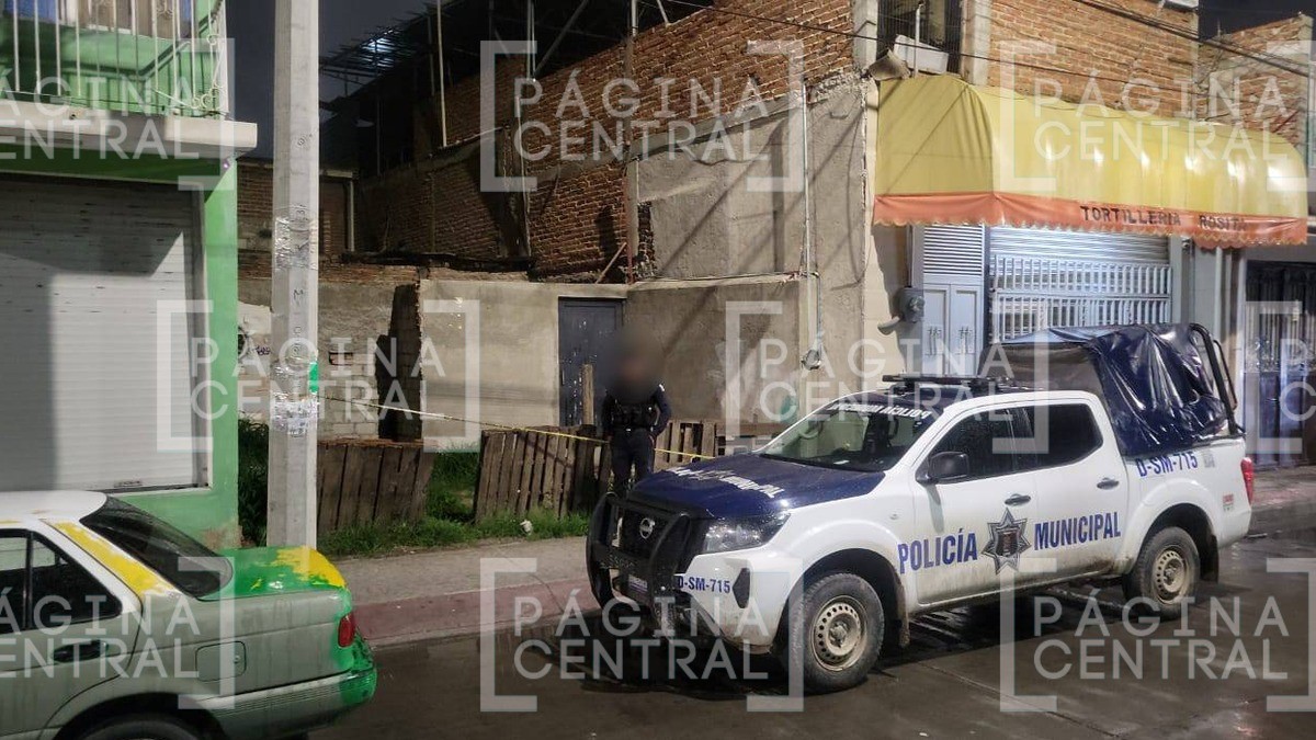 Pasaban por la cochera de una casa abandonada y vieron a un indigente sin vida