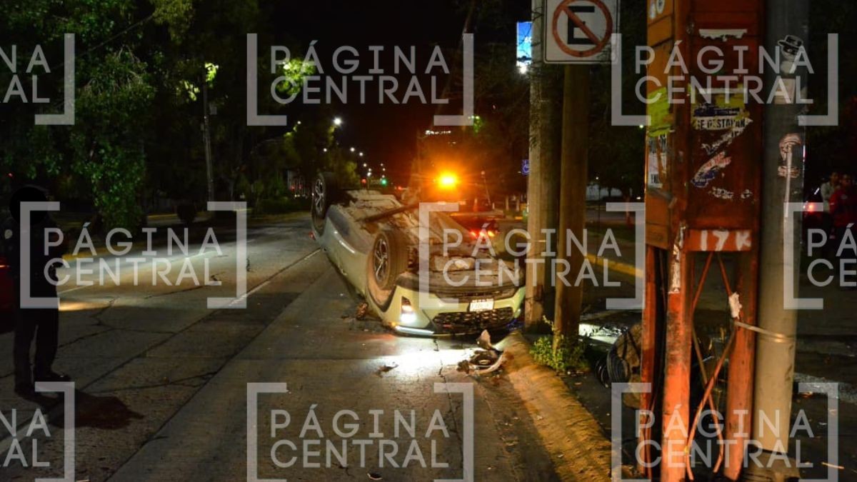 Termina ‘llantas arriba’: Conductor presuntamente ebrio vuelca en bulevar en León