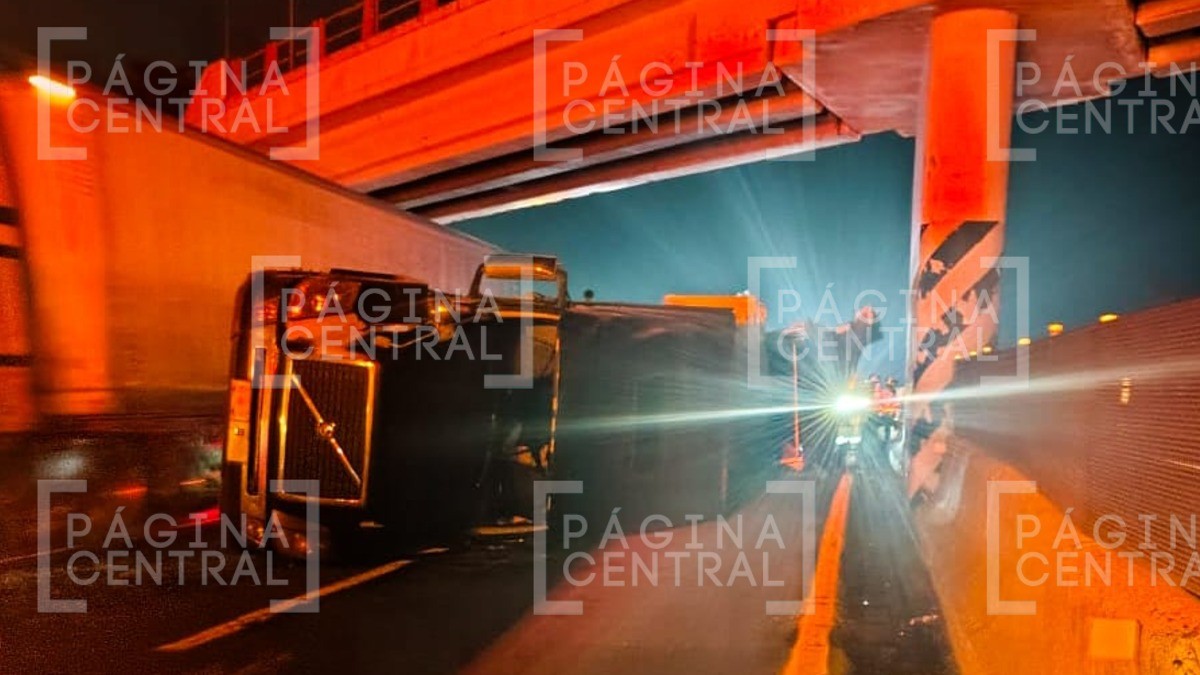 Tráiler no libra puente en El Progreso y vuelca; este es el estado de los ocupantes