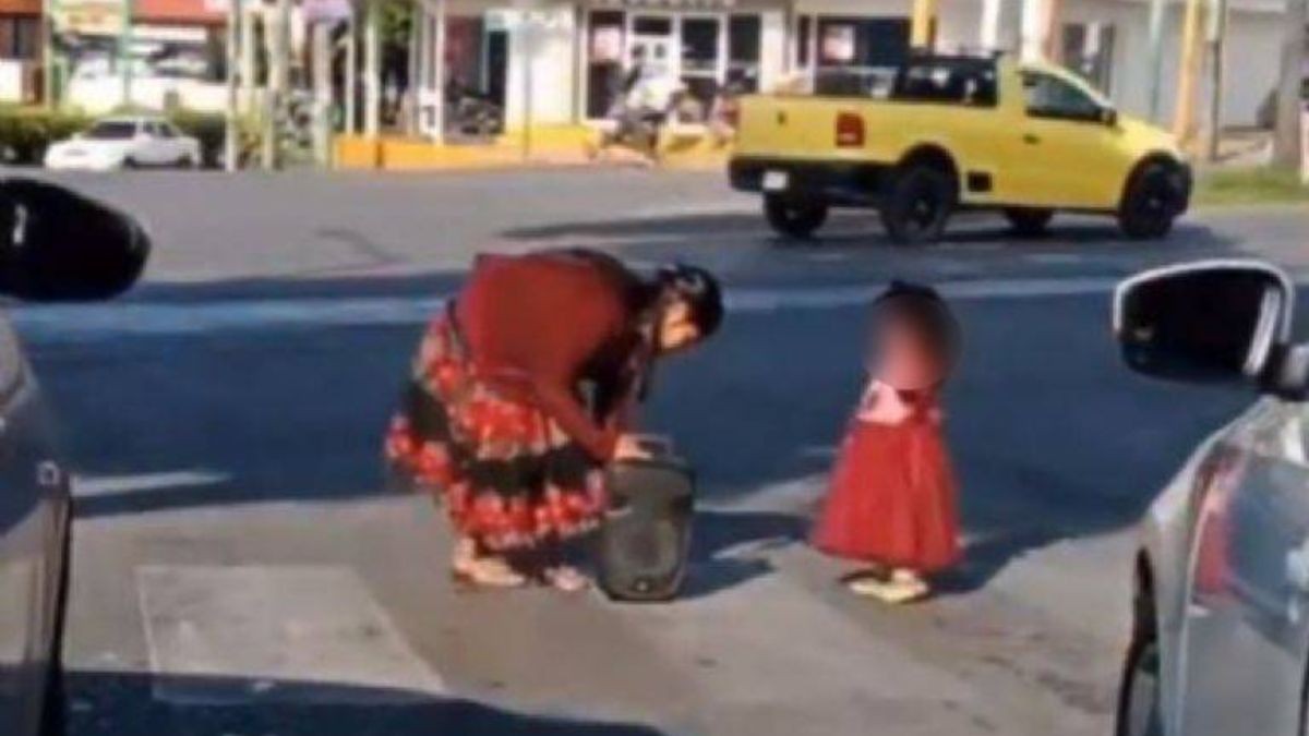 VIDEO Bailaba con su mamá: Niña de 4 años muere arrollada cuando pedía dinero en semáforo 