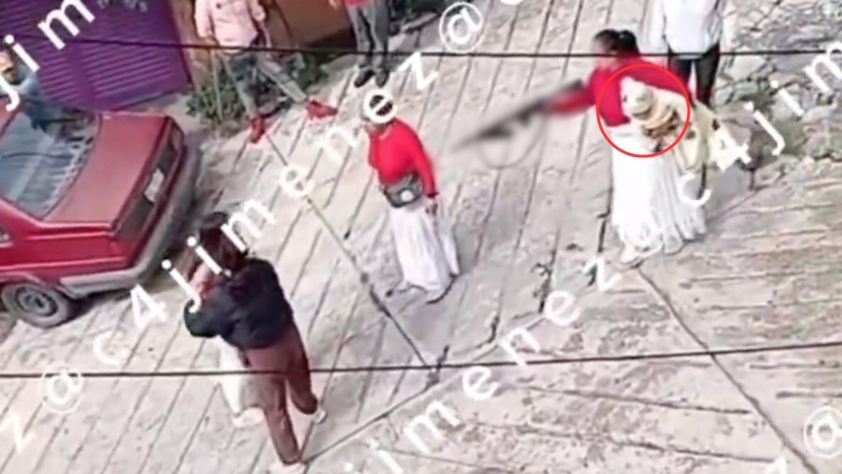 VIDEO Captan a mujer mientras amenazaba con arma larga en una mano ¡y un bebé en la otra!