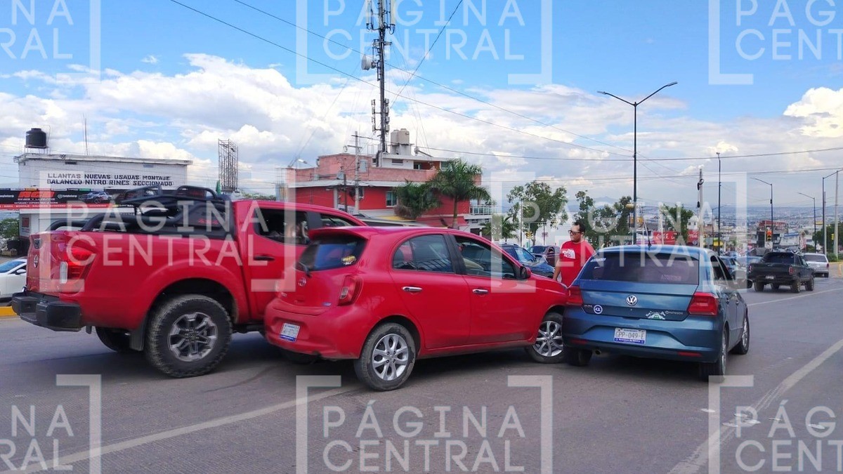 Accidente múltiple provoca caos vial en el bulevar San Juan Bosco