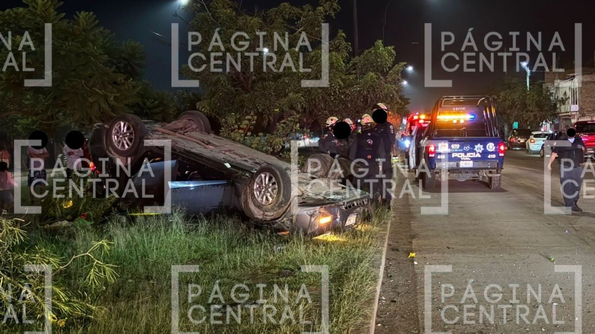 Terminó volcado: Conductor da vuelta prohibida y choca, en León