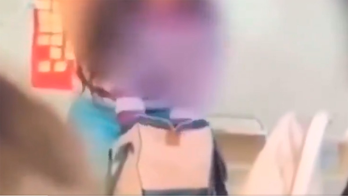 VIDEO Captan a maestra robando dinero a sus estudiantes en el salón de clases