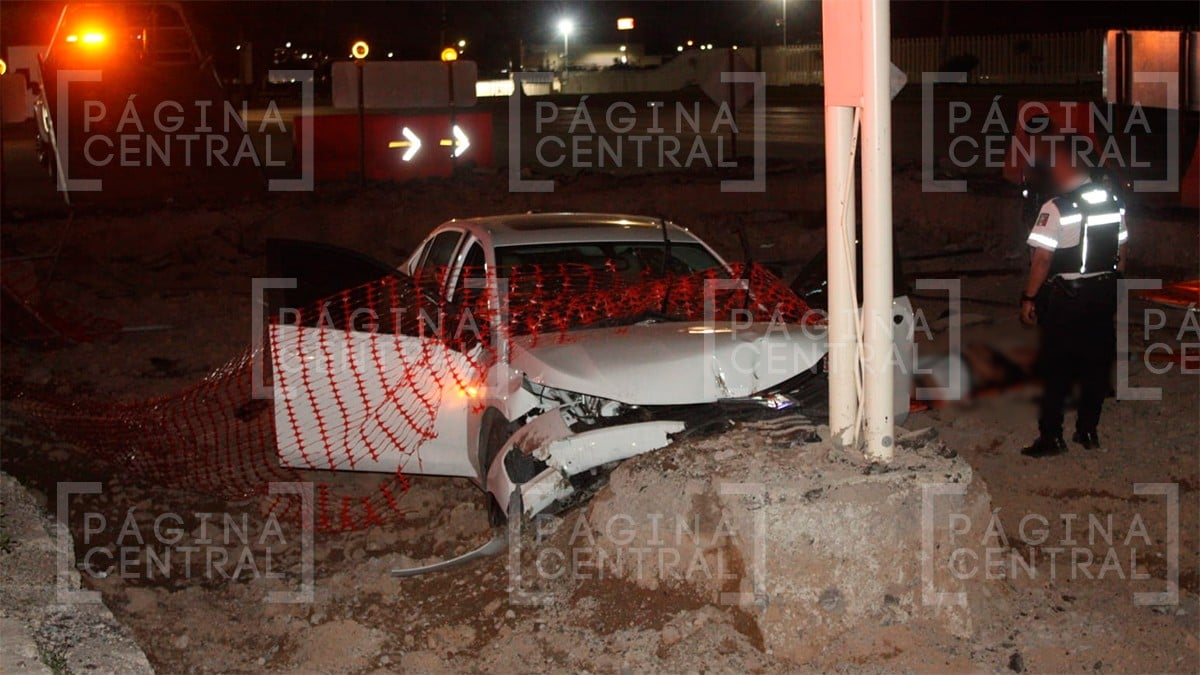 No vieron la señalización: Pareja vuelca en su carro tras caer en una zona en construcción