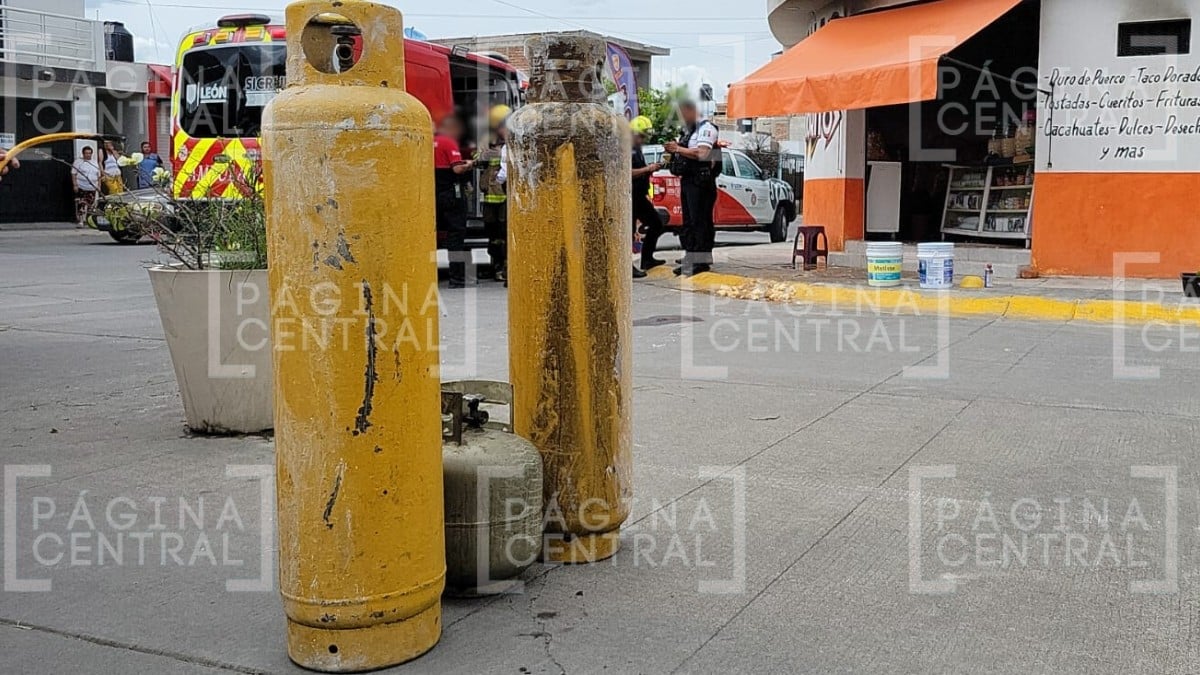 ¡Vuelan frituras! Flamazo en el tanque de un local de botanas deja un herido por quemaduras