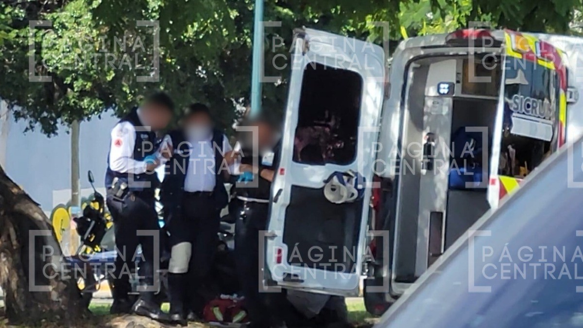 Atienden a joven fracturado por derrape y una paramédica cae y se lesiona la rodilla