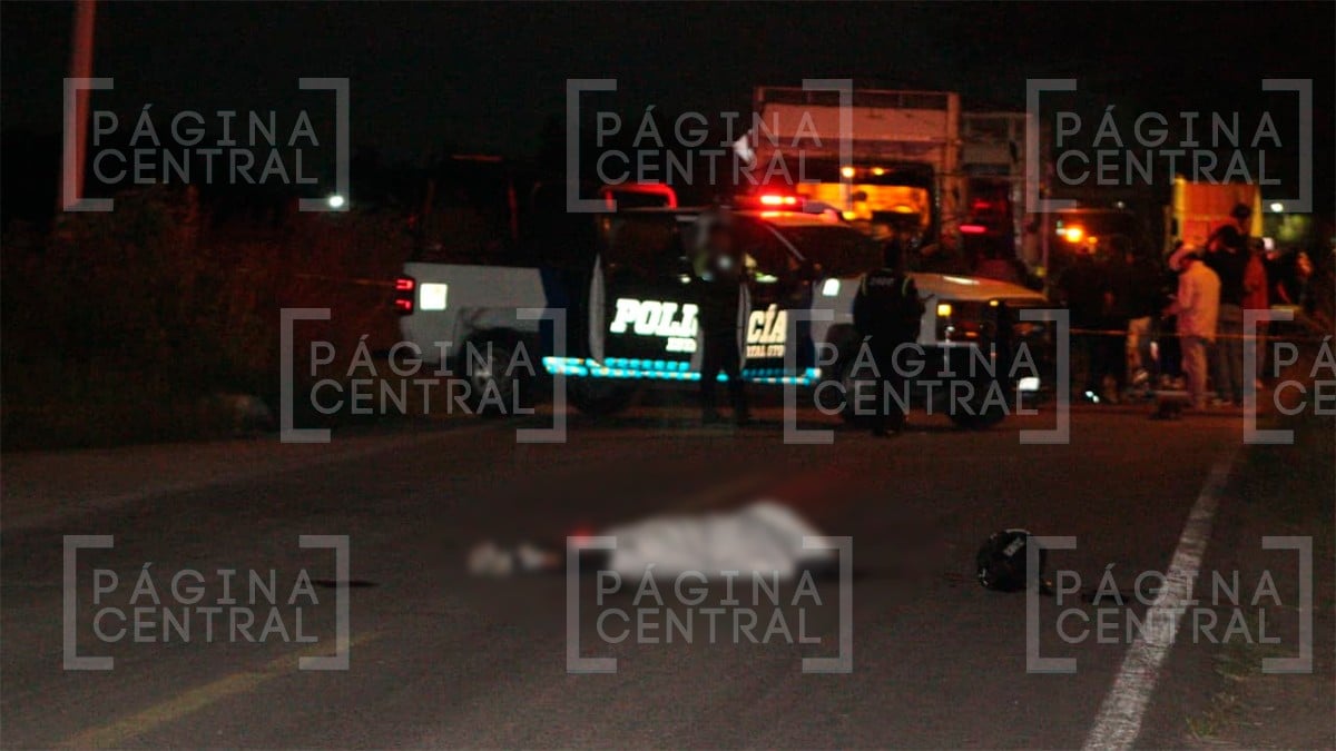 Motociclista derrapa en la carretera y cae; un vehículo le pasó encima y murió