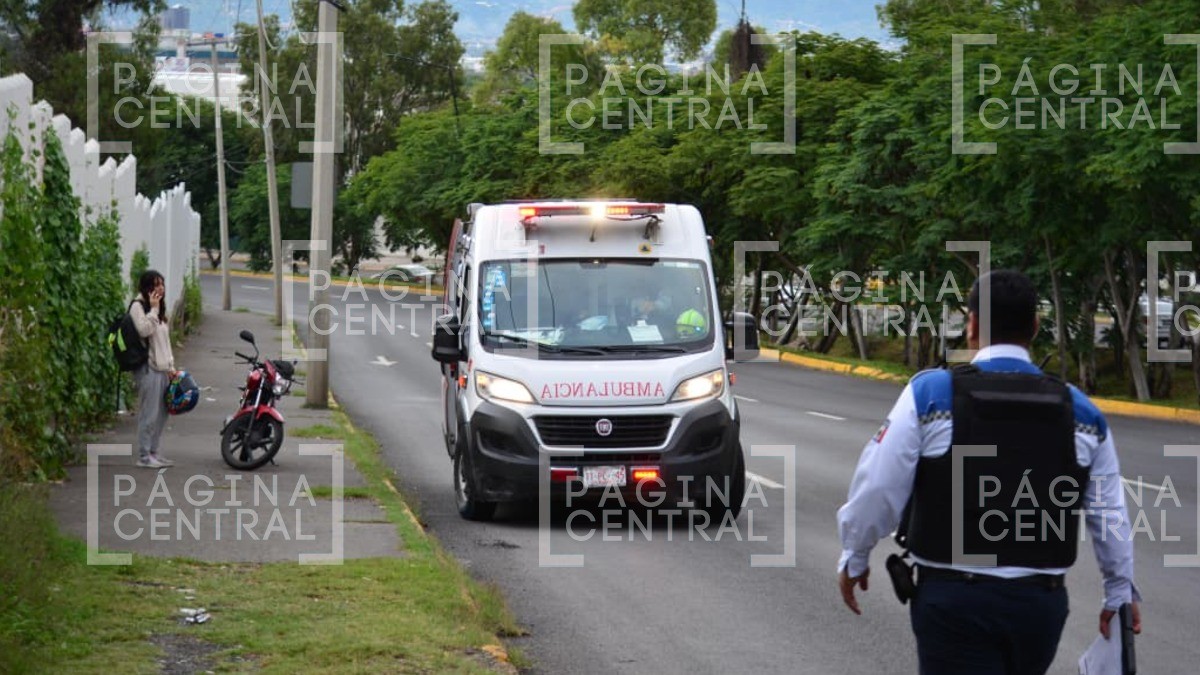 ¡Ten cuidado en esta zona de León! Pareja derrapa en moto con grava suelta