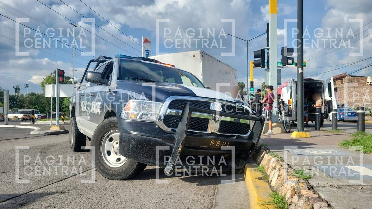 Choque entre una patrulla y camioneta ocasiona caos vial en esta zona de León