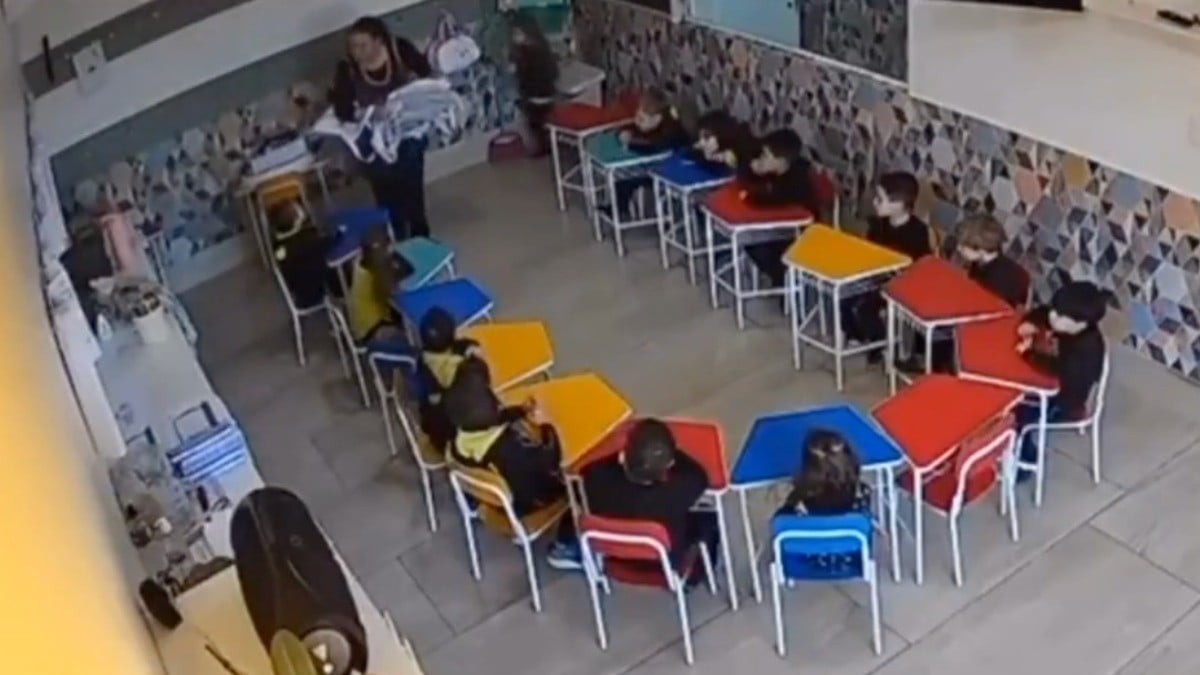 VIDEO Graban a maestra de preescolar golpeando a alumno, hasta le tiró un diente