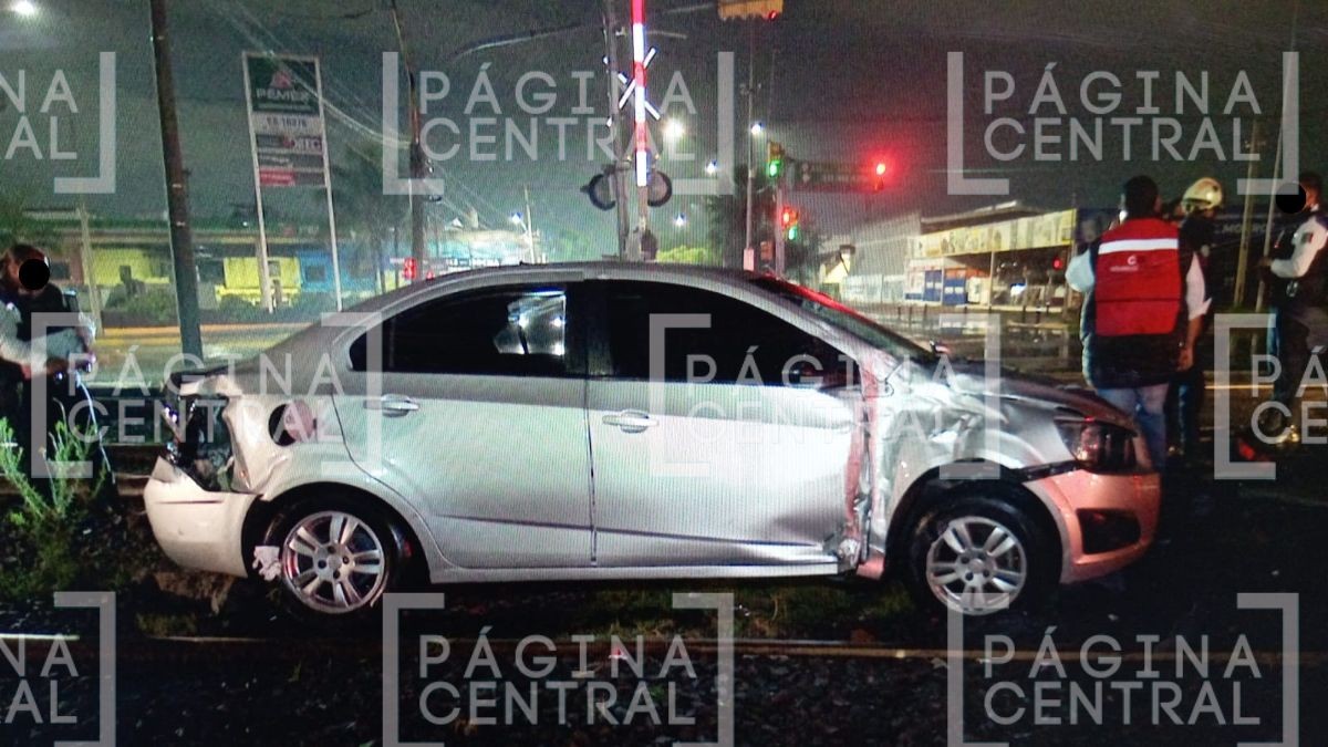 VIDEO No lo vio venir: Conductor es embestido por tren en León