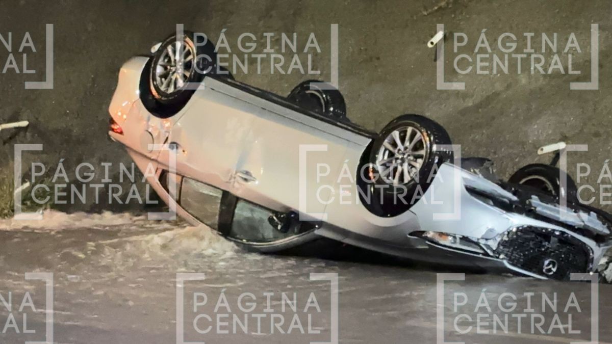 ¡Aparatoso accidente! Hombre de origen asiático pierde control de auto y termina volcado 