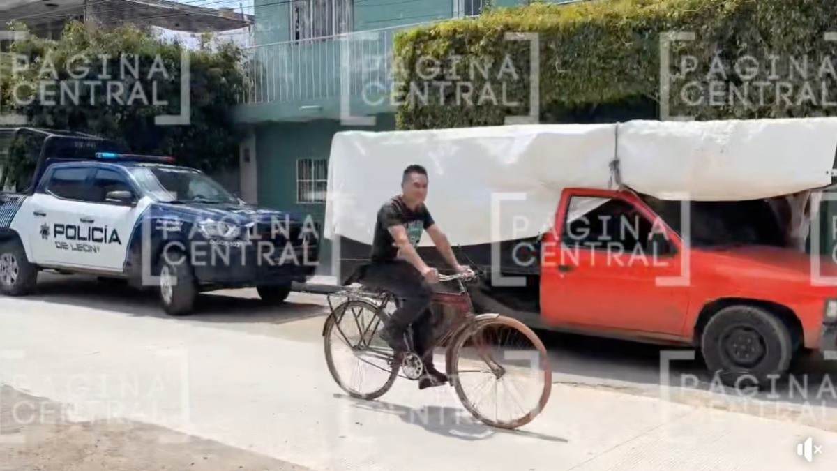 Roban con violencia camioneta cerca de tianguis; los ladrones huyen al escuchar la patrulla