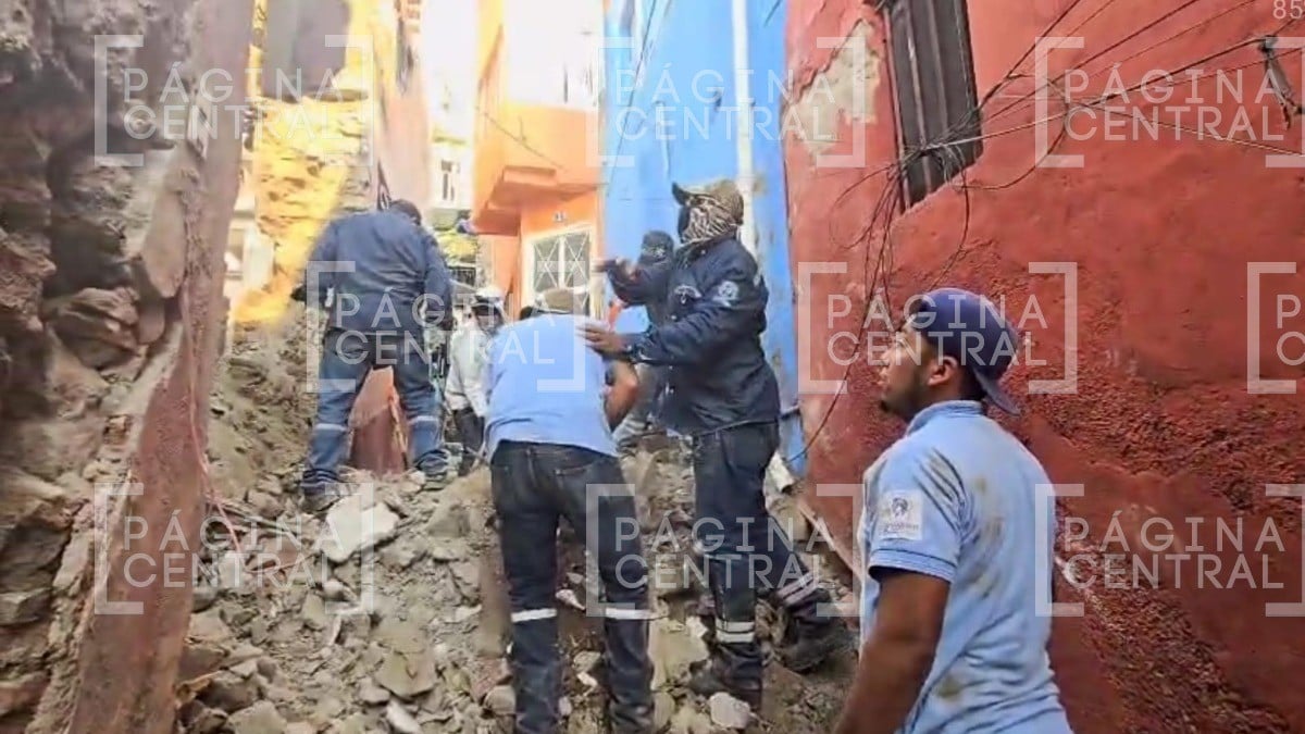 Se derrumba casa en plena Plaza del Baratillo; ¡se reblandeció por las lluvias!