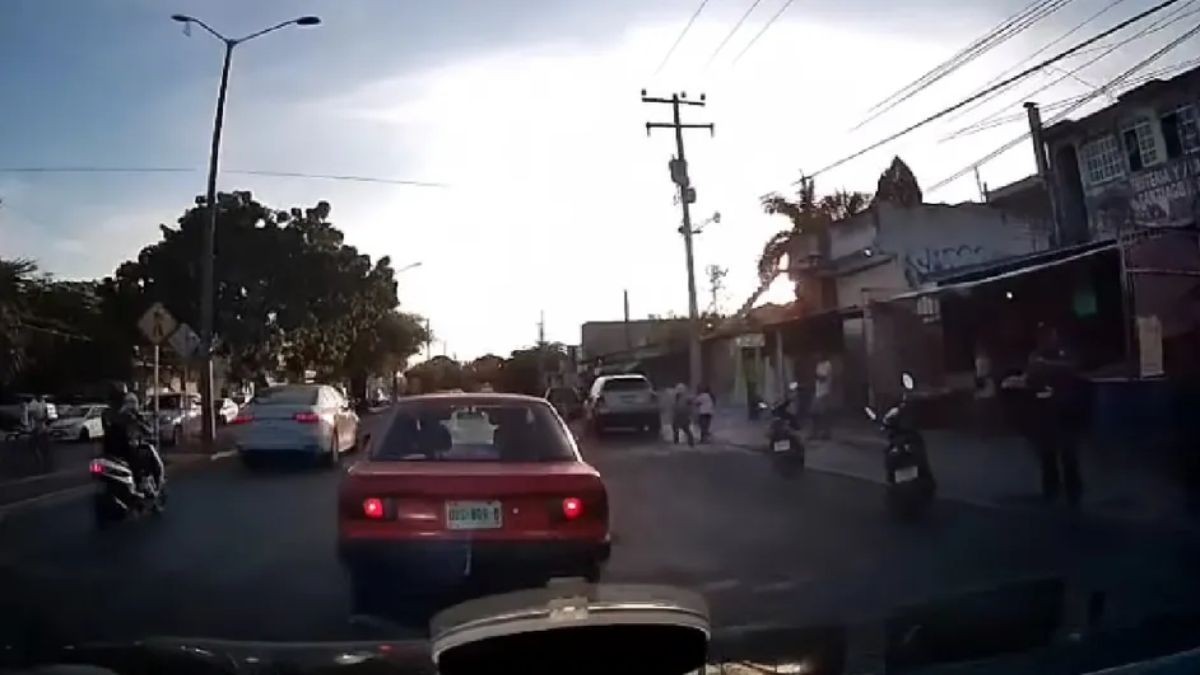VIDEO Fueron proyectadas: Madre e hija son arrolladas frente a primaria 
