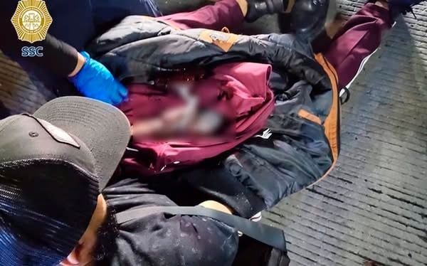 VIDEOS Captan a mujer dando a luz en la calle; abandona al bebé y un ciclista lo encuentra