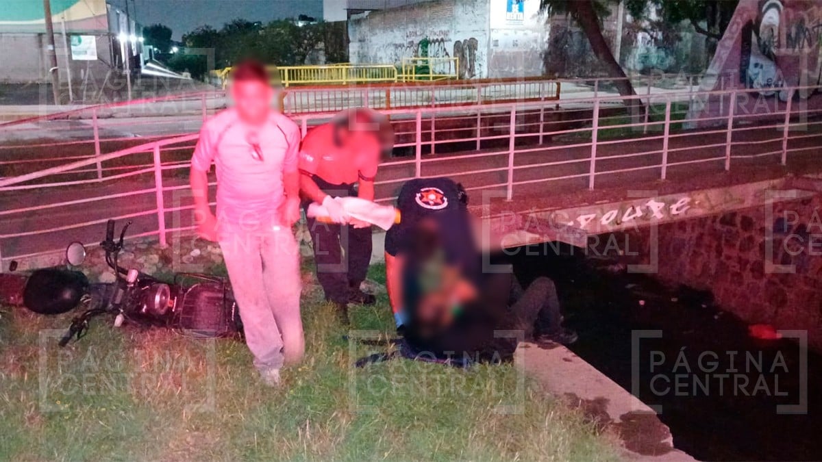 Guardia de seguridad iba a su trabajo en bici eléctrica y cae al río, resultó fracturado