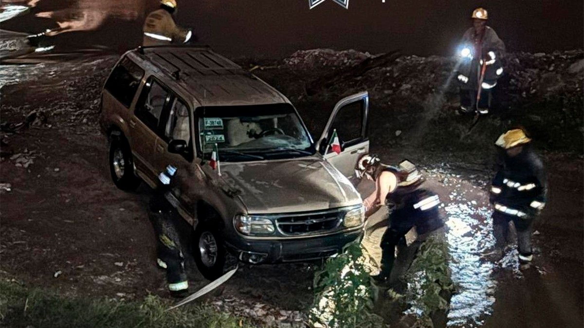 Camioneta cae a un río con mamá e hijo dentro; logran rescatarlos