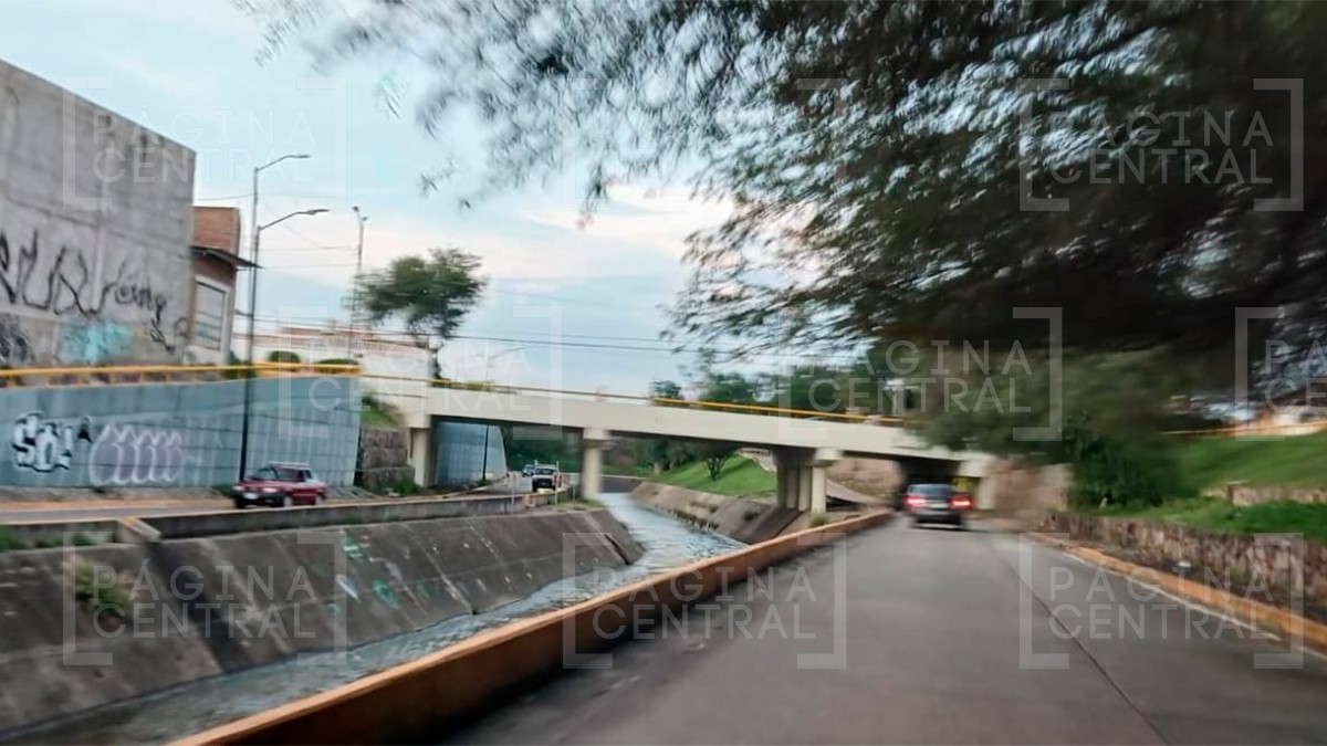 Hombre es arrastrado por la corriente en el Malecón del Río; vecinos lo rescatan