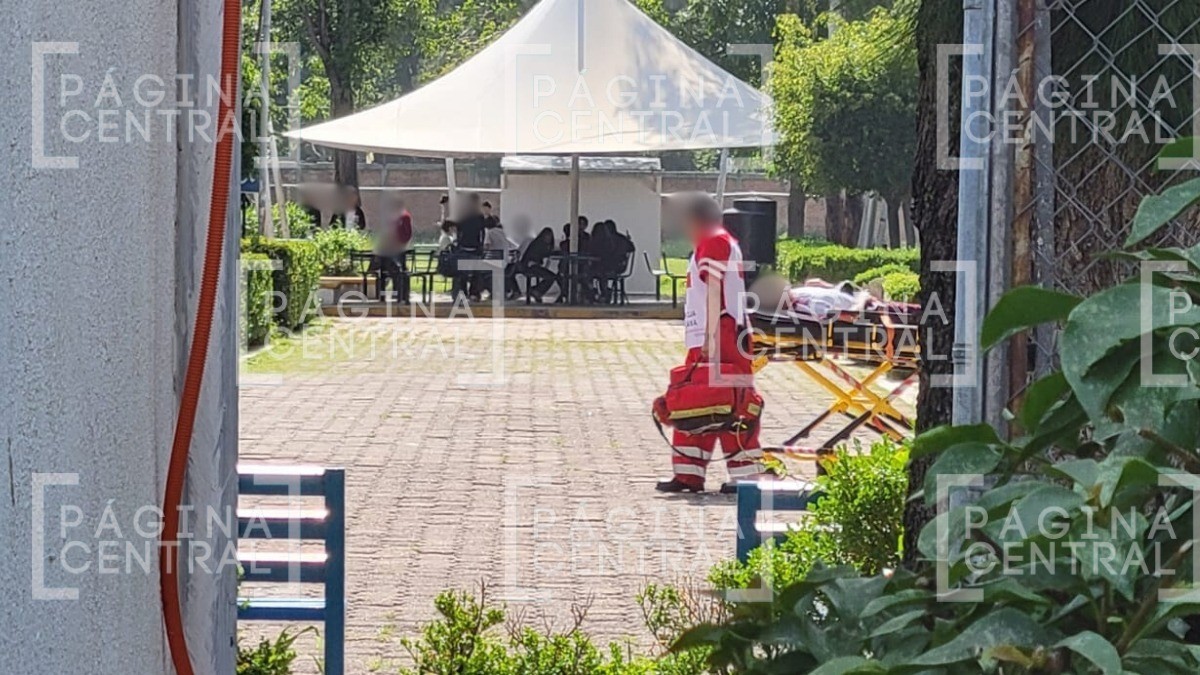 ¡Todos se asustaron! Estudiante del CBTIS 225 sufre caída desde el tercer piso