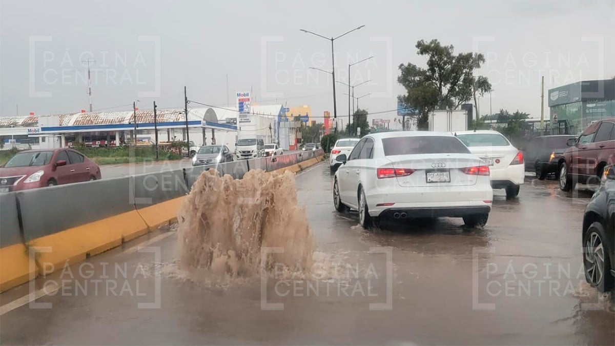 VIDEOS De las coladeras brotaba agua; intensa lluvia inunda vialidades y provoca caos vial